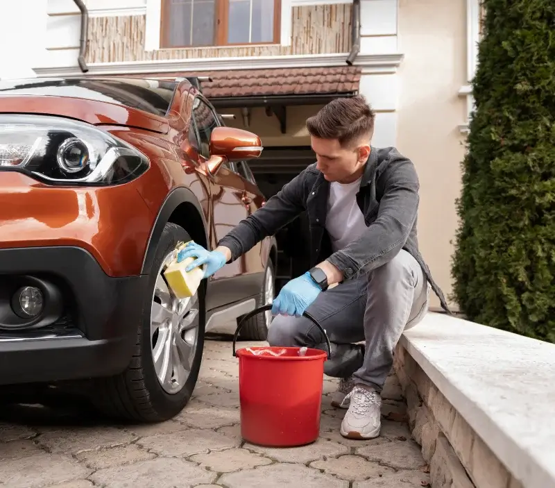 Lavage auto à domicile Mesnil-sur-l'Estrée : professionnel intervenant sur un véhicule